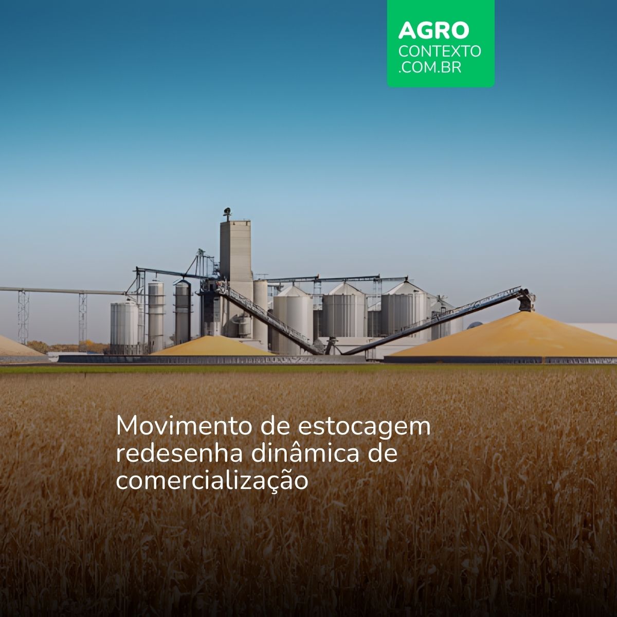 Unidade de armazenamento de grãos com silos metálicos e pilhas de milho ao ar livre sob céu limpo e texto: "Movimento de estocagem redesenha dinâmica de comercialização".
